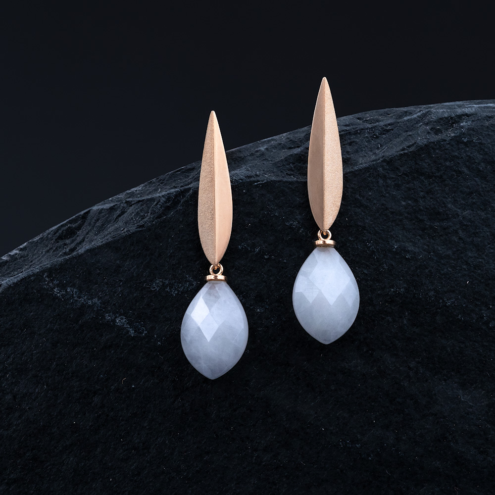 Blattförmige Ohrringe mit einer matten als auch glänzende Seite aus Gold.